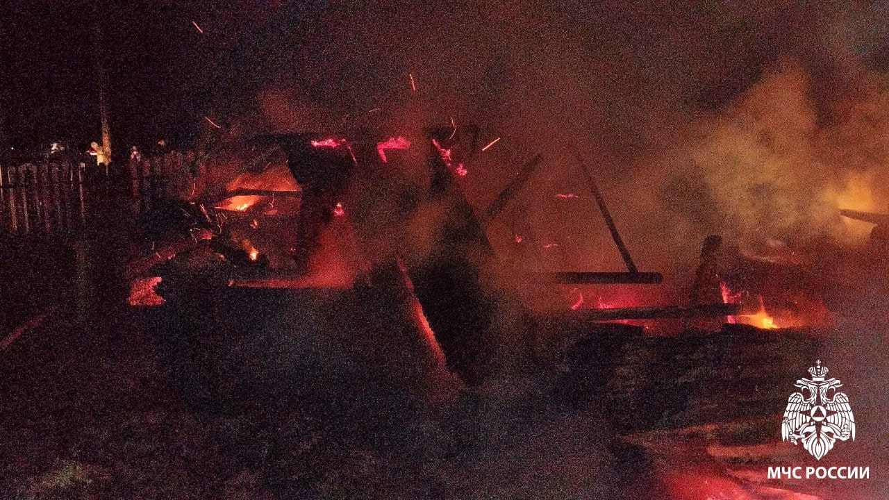 В Ярском районе семья с ребенком спаслась от пожара через окно В Ярском районе семья с ребенком спаслась от пожара через окно