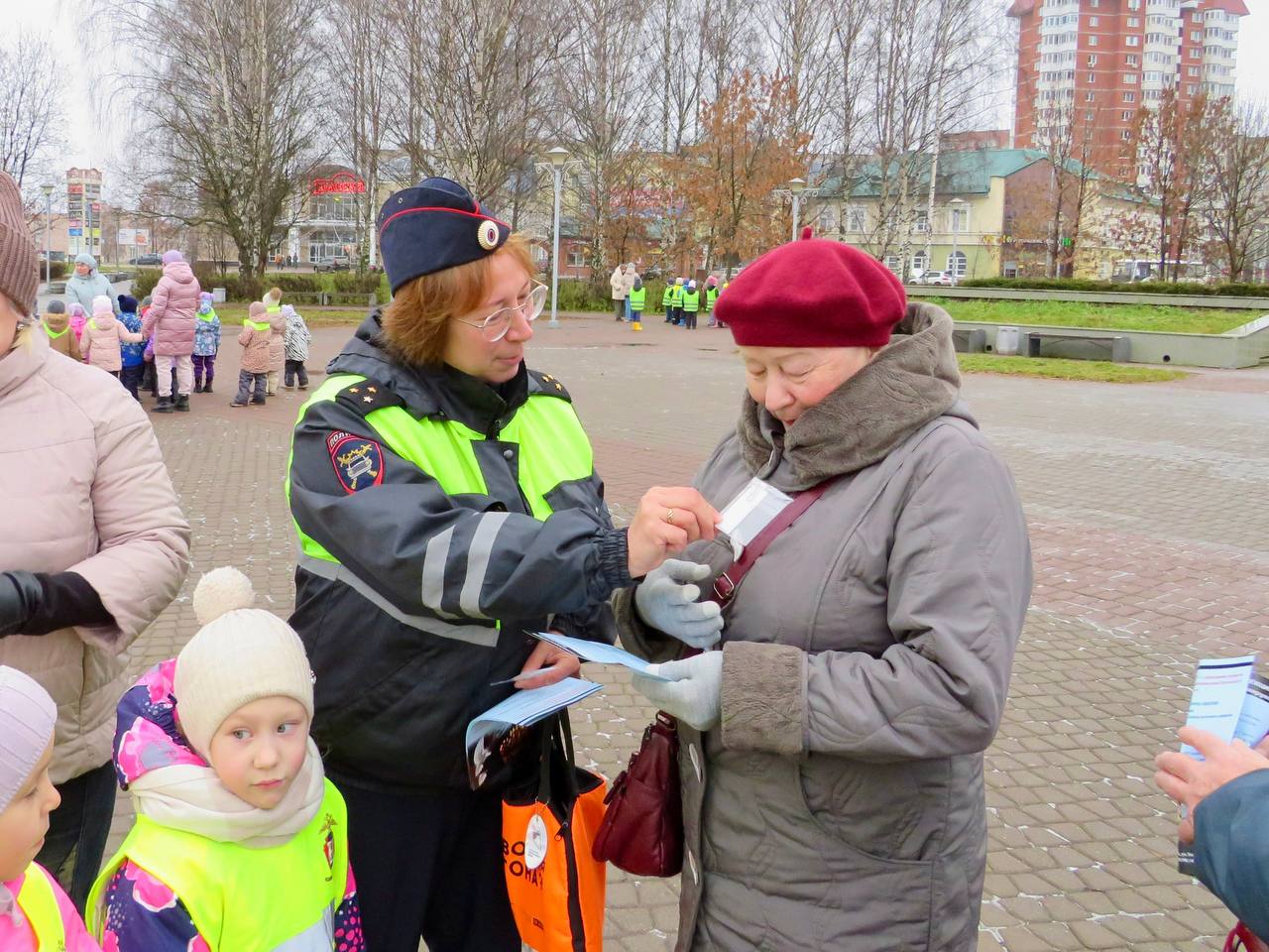 Сотрудники Госавтоинспекции города Глазова совместно с отрядами юных инспекторов движения провели профилактическую Акцию, посвящённую Всемирному дню памяти жертв ДТП, который проходит каждое третье воскресенье ноября Сотрудники Госавтоинспекции города Глазова совместно с отрядами юных инспекторов движения провели профилактическую Акцию, посвящённую Всемирному дню памяти жертв ДТП, который проходит каждое третье воскресенье ноября