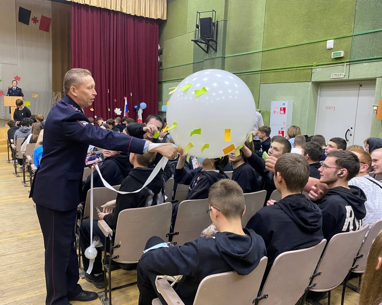 Профилактическую акцию необычного формата в преддверии «Дня памяти жертв ДТП» провели сотрудники Госавтоинспекции по г. Ижевску со студентами ижевского индустриального техникума им. Драгунова, на который были приглашены... Профилактическую акцию необычного формата в преддверии «Дня памяти жертв ДТП» провели сотрудники Госавтоинспекции по г. Ижевску со студентами ижевского индустриального техникума им. Драгунова, на который были приглашены...