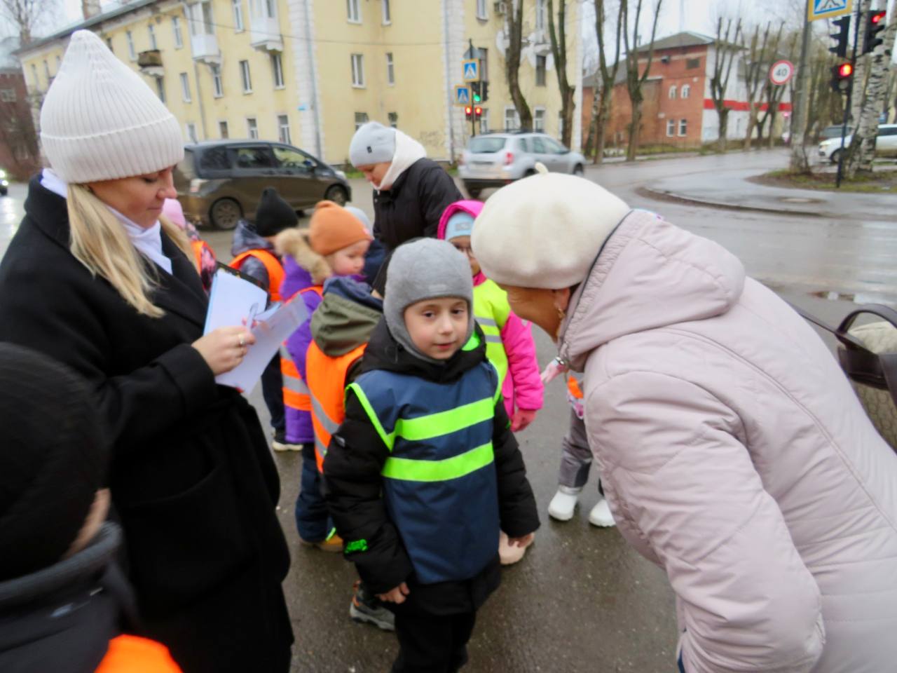 Сотрудники Госавтоинспекции города Глазова совместно с отрядами юных инспекторов движения провели профилактическую Акцию, посвящённую Всемирному дню памяти жертв ДТП, который проходит каждое третье воскресенье ноября Сотрудники Госавтоинспекции города Глазова совместно с отрядами юных инспекторов движения провели профилактическую Акцию, посвящённую Всемирному дню памяти жертв ДТП, который проходит каждое третье воскресенье ноября