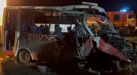 На трассе в Пермском крае в столкновении автобуса с большегрузом погибли 7 человек, 12 получили травмы