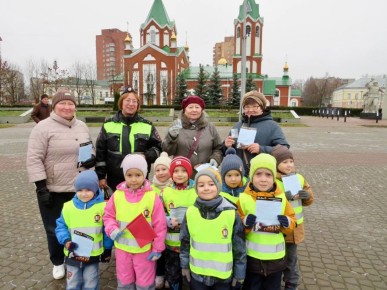 Сотрудники Госавтоинспекции города Глазова совместно с отрядами юных инспекторов движения провели профилактическую Акцию, посвящённую Всемирному дню памяти жертв ДТП, который проходит каждое третье воскресенье ноября