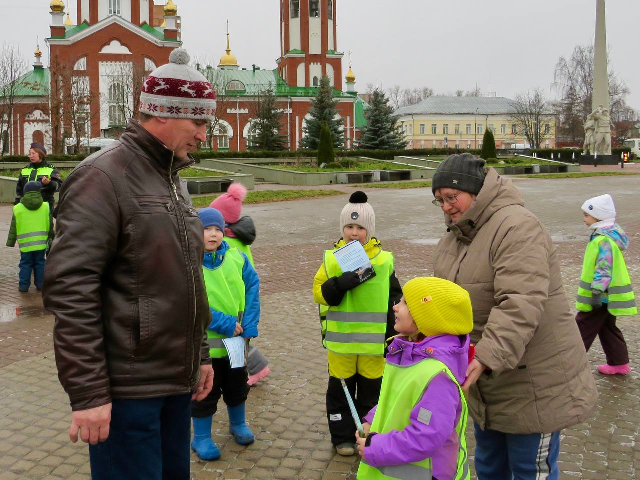 Сотрудники Госавтоинспекции города Глазова совместно с отрядами юных инспекторов движения провели профилактическую Акцию, посвящённую Всемирному дню памяти жертв ДТП, который проходит каждое третье воскресенье ноября Сотрудники Госавтоинспекции города Глазова совместно с отрядами юных инспекторов движения провели профилактическую Акцию, посвящённую Всемирному дню памяти жертв ДТП, который проходит каждое третье воскресенье ноября