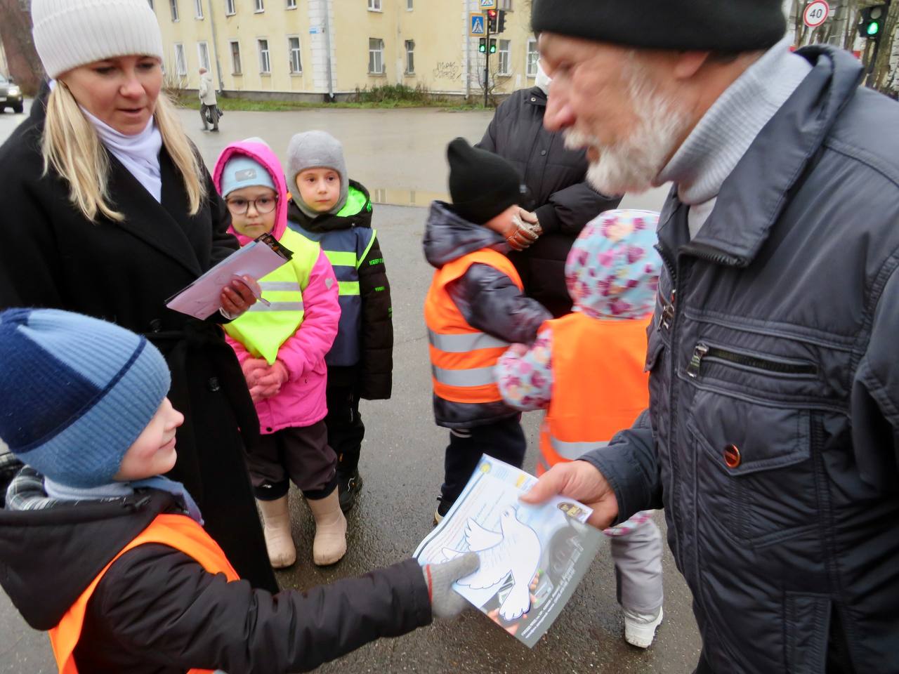Сотрудники Госавтоинспекции города Глазова совместно с отрядами юных инспекторов движения провели профилактическую Акцию, посвящённую Всемирному дню памяти жертв ДТП, который проходит каждое третье воскресенье ноября Сотрудники Госавтоинспекции города Глазова совместно с отрядами юных инспекторов движения провели профилактическую Акцию, посвящённую Всемирному дню памяти жертв ДТП, который проходит каждое третье воскресенье ноября
