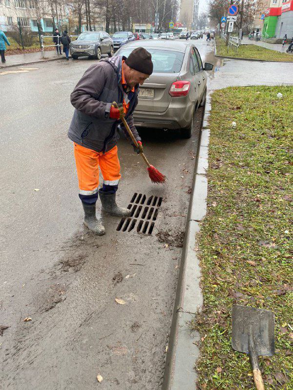 После сильных осадков в Ижевске дорожные предприятия контролируют ситуацию После сильных осадков в Ижевске дорожные предприятия контролируют ситуацию
