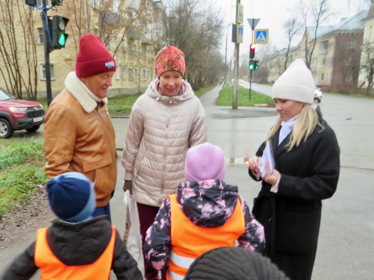 Сотрудники Госавтоинспекции города Глазова совместно с отрядами юных инспекторов движения провели профилактическую Акцию, посвящённую Всемирному дню памяти жертв ДТП, который проходит каждое третье воскресенье ноября Сотрудники Госавтоинспекции города Глазова совместно с отрядами юных инспекторов движения провели профилактическую Акцию, посвящённую Всемирному дню памяти жертв ДТП, который проходит каждое третье воскресенье ноября