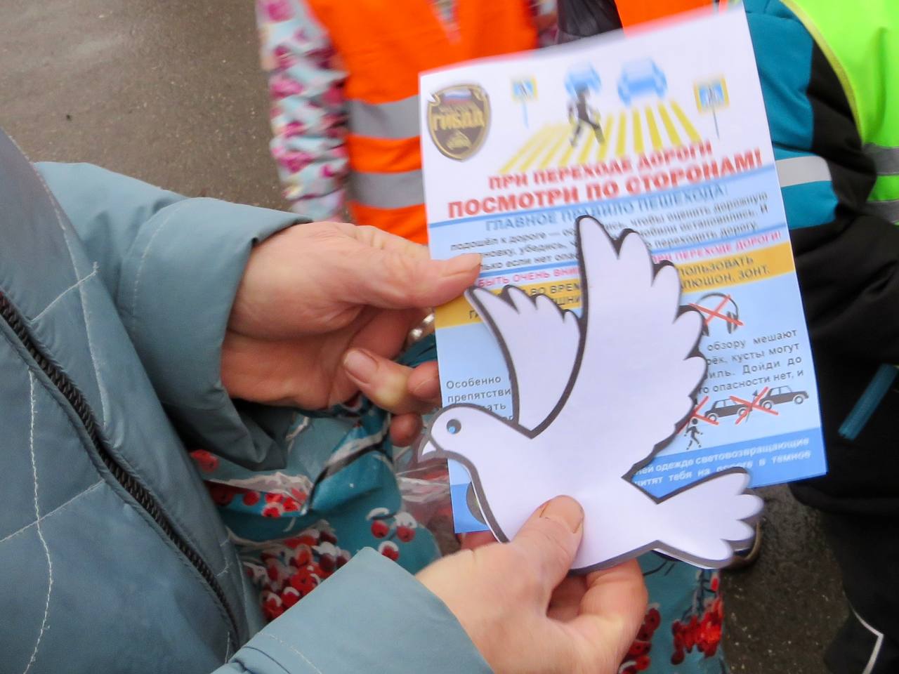 Сотрудники Госавтоинспекции города Глазова совместно с отрядами юных инспекторов движения провели профилактическую Акцию, посвящённую Всемирному дню памяти жертв ДТП, который проходит каждое третье воскресенье ноября Сотрудники Госавтоинспекции города Глазова совместно с отрядами юных инспекторов движения провели профилактическую Акцию, посвящённую Всемирному дню памяти жертв ДТП, который проходит каждое третье воскресенье ноября