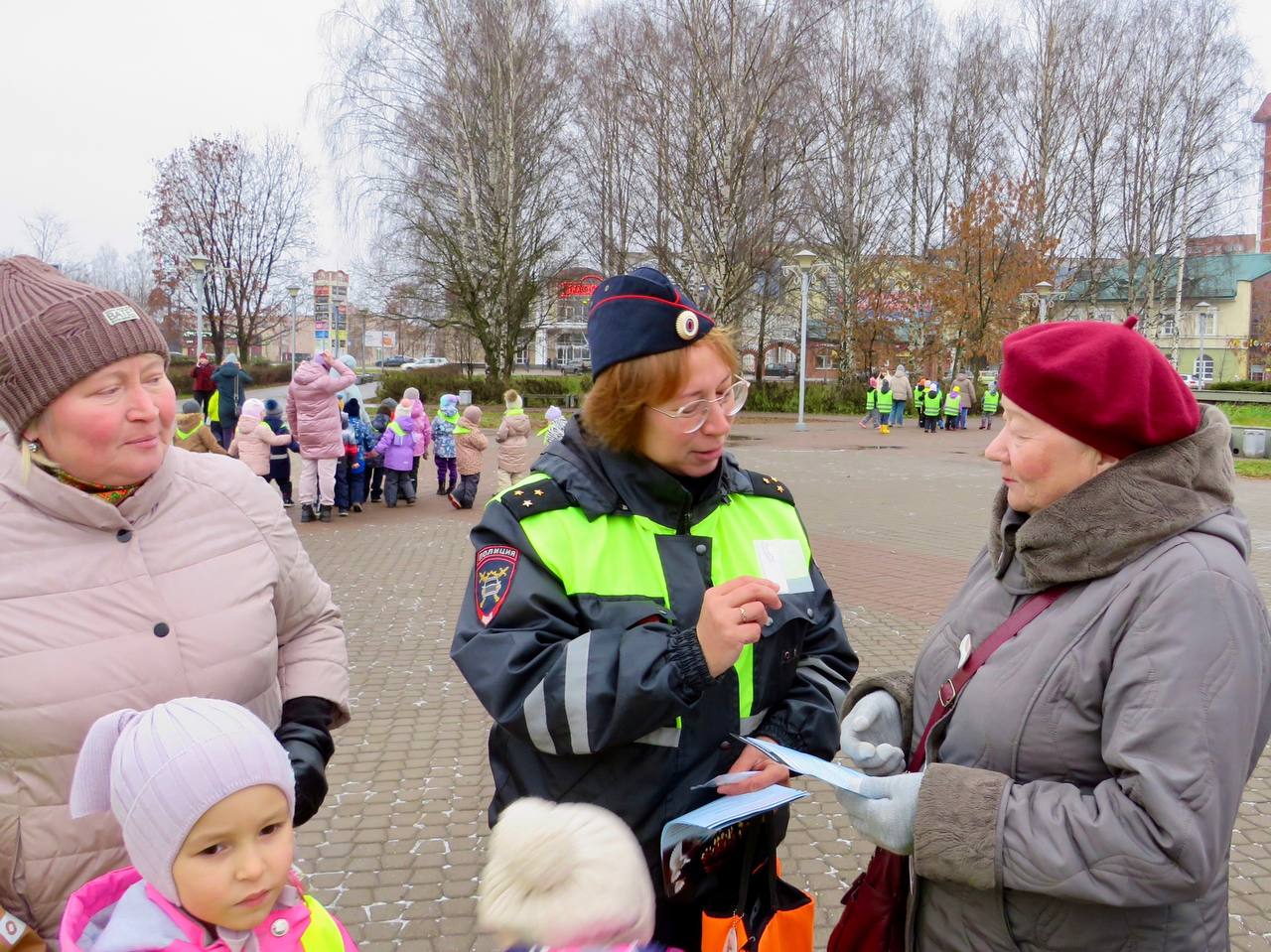 Сотрудники Госавтоинспекции города Глазова совместно с отрядами юных инспекторов движения провели профилактическую Акцию, посвящённую Всемирному дню памяти жертв ДТП, который проходит каждое третье воскресенье ноября Сотрудники Госавтоинспекции города Глазова совместно с отрядами юных инспекторов движения провели профилактическую Акцию, посвящённую Всемирному дню памяти жертв ДТП, который проходит каждое третье воскресенье ноября