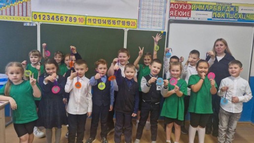 Сохраним жизни вместе!. В рамках Всемирного дня памяти жертв ДТП инспектор по пропаганде безопасности дорожного движения совместно с педагогами провели особенный и очень важный мастер-класс для самых юных пешеходов в селе...