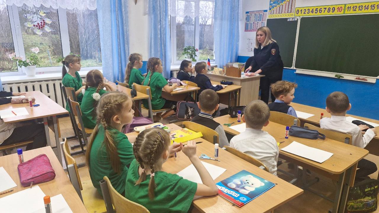 Сохраним жизни вместе!. В рамках Всемирного дня памяти жертв ДТП инспектор по пропаганде безопасности дорожного движения совместно с педагогами провели особенный и очень важный мастер-класс для самых юных пешеходов в селе... Сохраним жизни вместе!. В рамках Всемирного дня памяти жертв ДТП инспектор по пропаганде безопасности дорожного движения совместно с педагогами провели особенный и очень важный мастер-класс для самых юных пешеходов в селе...