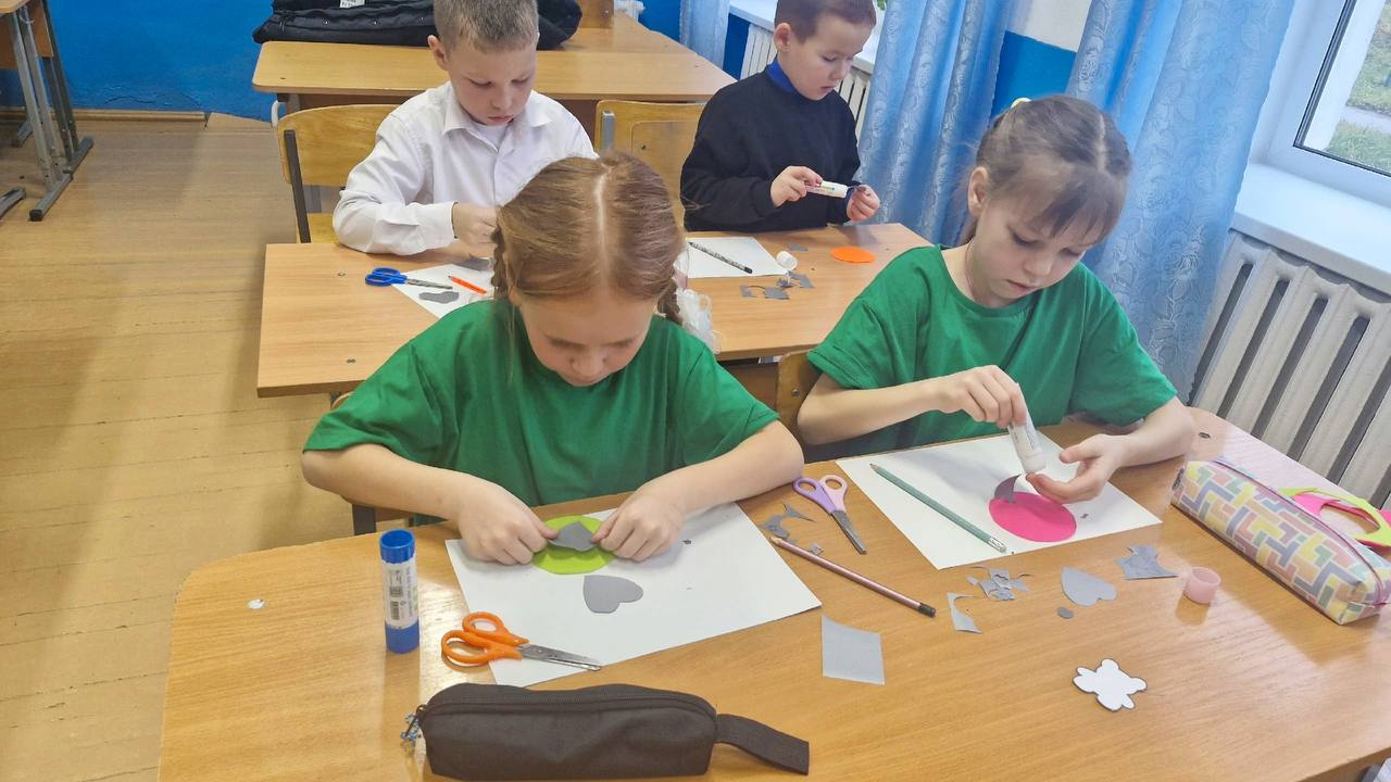 Сохраним жизни вместе!. В рамках Всемирного дня памяти жертв ДТП инспектор по пропаганде безопасности дорожного движения совместно с педагогами провели особенный и очень важный мастер-класс для самых юных пешеходов в селе... Сохраним жизни вместе!. В рамках Всемирного дня памяти жертв ДТП инспектор по пропаганде безопасности дорожного движения совместно с педагогами провели особенный и очень важный мастер-класс для самых юных пешеходов в селе...