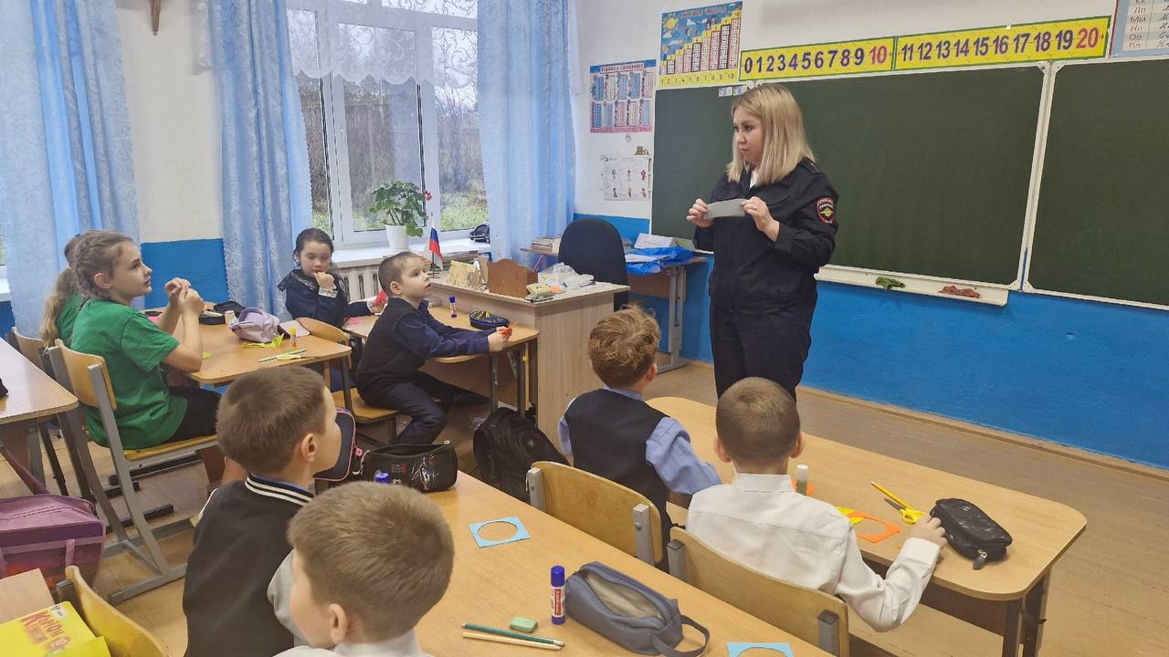 Сохраним жизни вместе!. В рамках Всемирного дня памяти жертв ДТП инспектор по пропаганде безопасности дорожного движения совместно с педагогами провели особенный и очень важный мастер-класс для самых юных пешеходов в селе... Сохраним жизни вместе!. В рамках Всемирного дня памяти жертв ДТП инспектор по пропаганде безопасности дорожного движения совместно с педагогами провели особенный и очень важный мастер-класс для самых юных пешеходов в селе...