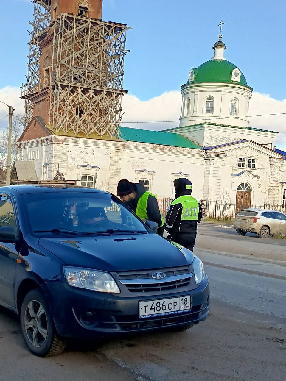 Не просто проверка: как священник и инспекторы ДПС напомнили о ценности жизни Не просто проверка: как священник и инспекторы ДПС напомнили о ценности жизни