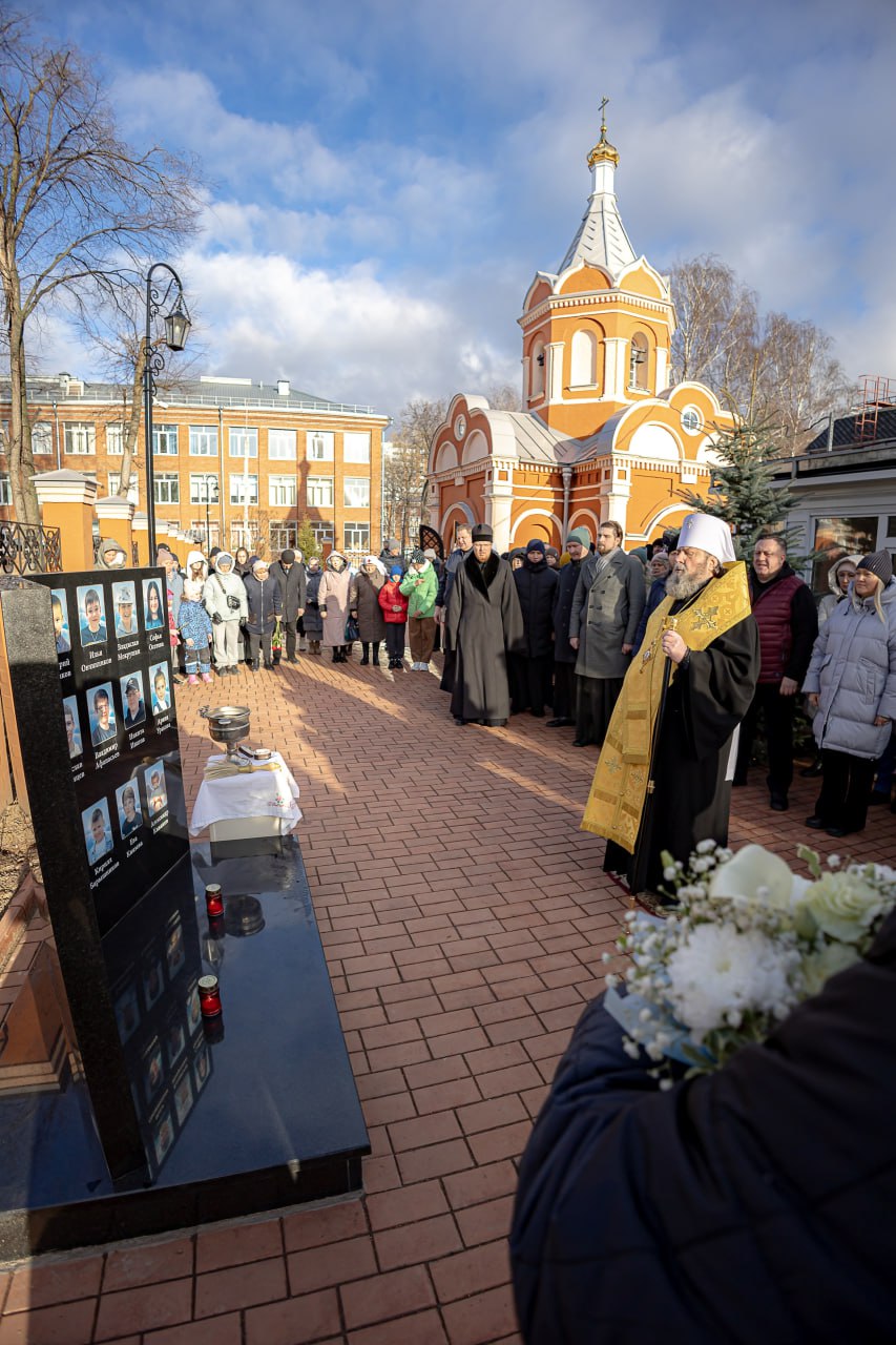 У Крестовоздвиженской часовни в Ижевске 16 ноября открыли мемориал, посвящённый погибшим в школе № 88, сообщили в пресс-службе Ижевской епархии У Крестовоздвиженской часовни в Ижевске 16 ноября открыли мемориал, посвящённый погибшим в школе № 88, сообщили в пресс-службе Ижевской епархии