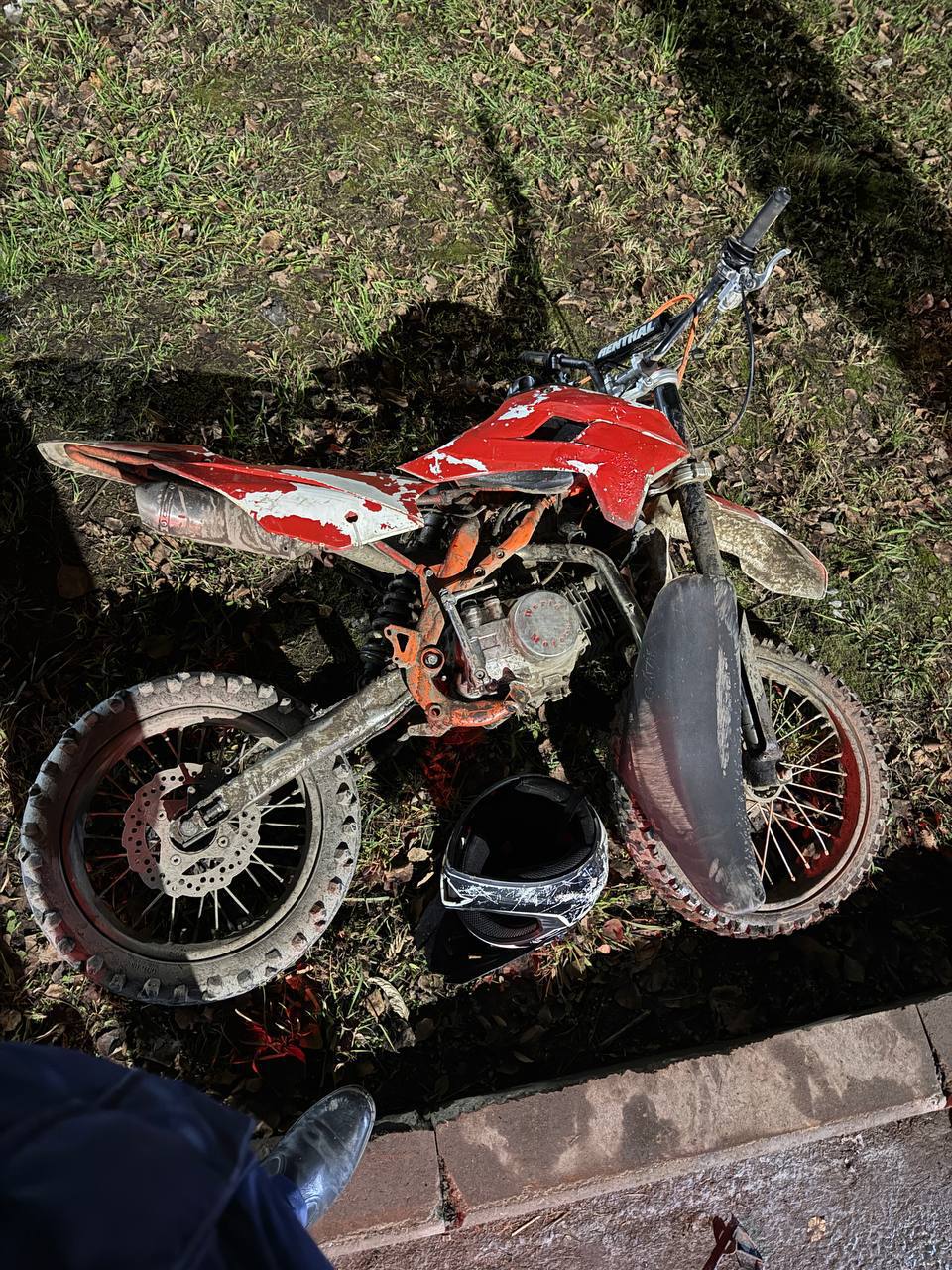 Два подростка, передвигаясь на питбайке, пострадали в результате дорожной аварии в г. Ижевске Два подростка, передвигаясь на питбайке, пострадали в результате дорожной аварии в г. Ижевске