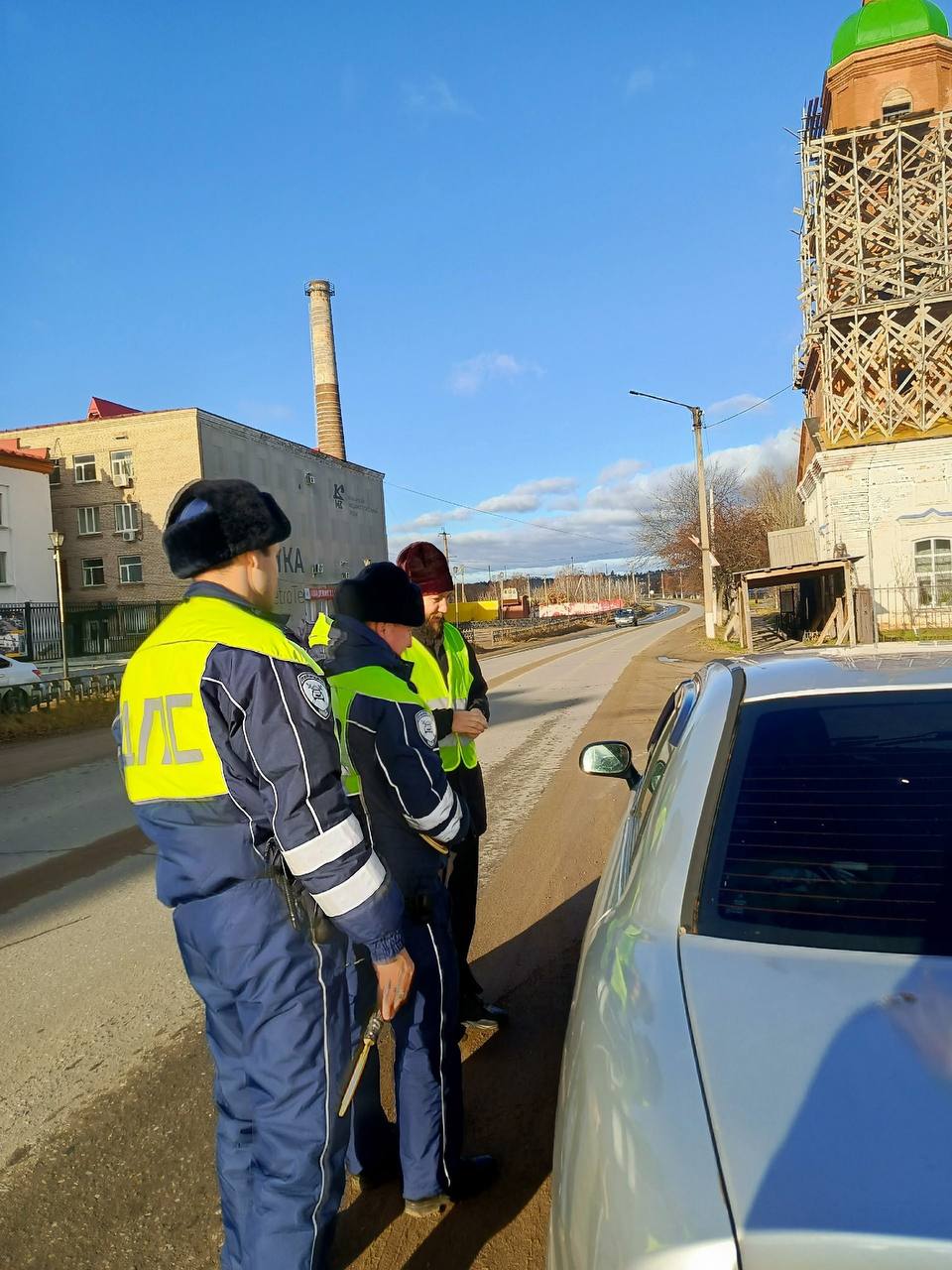 Не просто проверка: как священник и инспекторы ДПС напомнили о ценности жизни Не просто проверка: как священник и инспекторы ДПС напомнили о ценности жизни