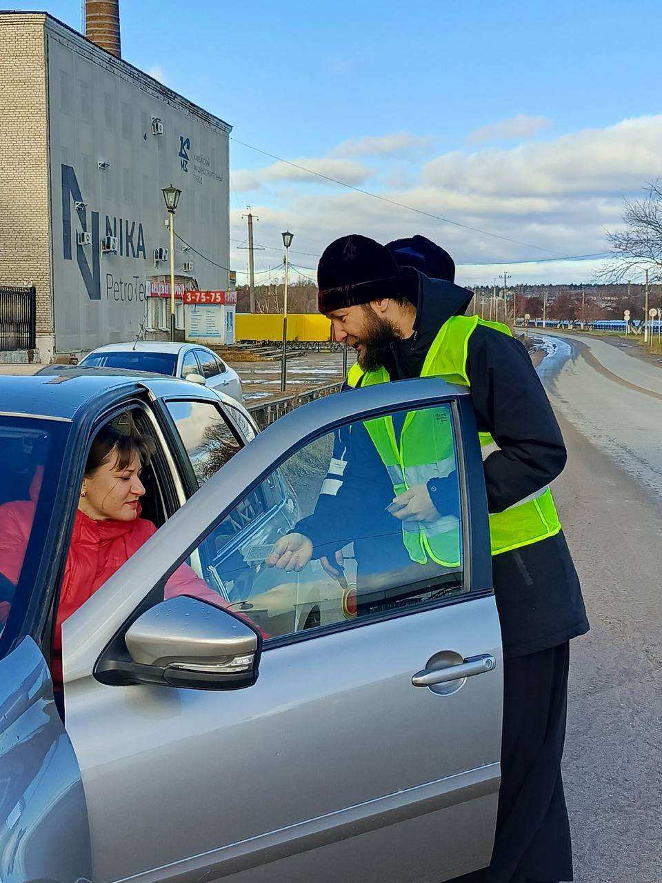 Не просто проверка: как священник и инспекторы ДПС напомнили о ценности жизни Не просто проверка: как священник и инспекторы ДПС напомнили о ценности жизни