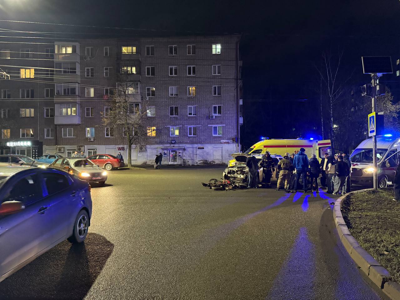 Два подростка, передвигаясь на питбайке, пострадали в результате дорожной аварии в г. Ижевске Два подростка, передвигаясь на питбайке, пострадали в результате дорожной аварии в г. Ижевске