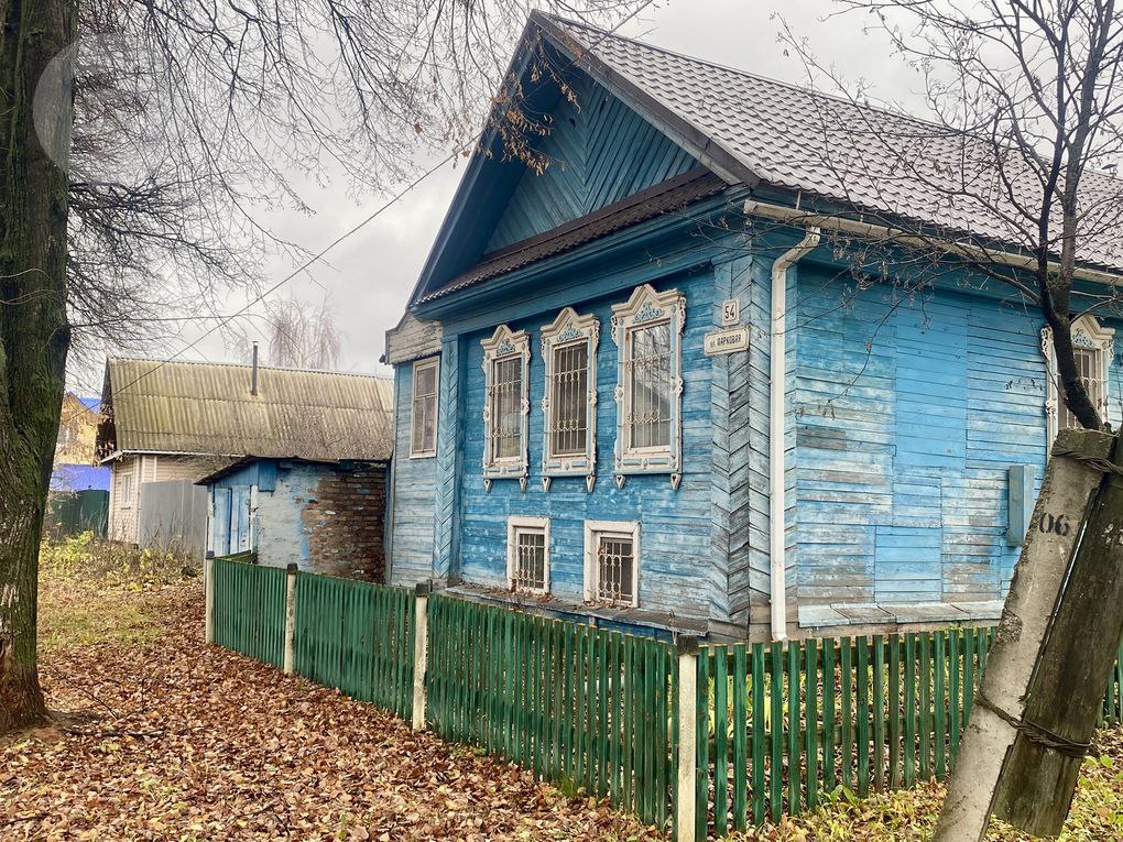 Рядом с ГКБ-1 в Ижевске на ул. Парковой присоседился небольшой домик Рядом с ГКБ-1 в Ижевске на ул. Парковой присоседился небольшой домик