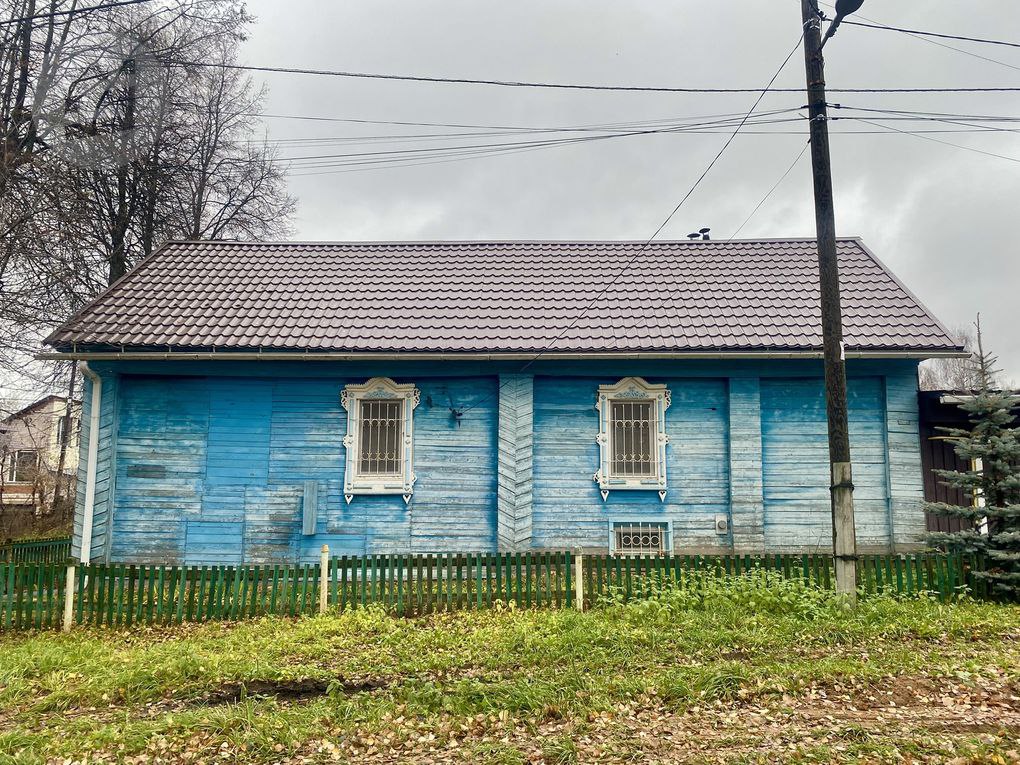 Рядом с ГКБ-1 в Ижевске на ул. Парковой присоседился небольшой домик Рядом с ГКБ-1 в Ижевске на ул. Парковой присоседился небольшой домик