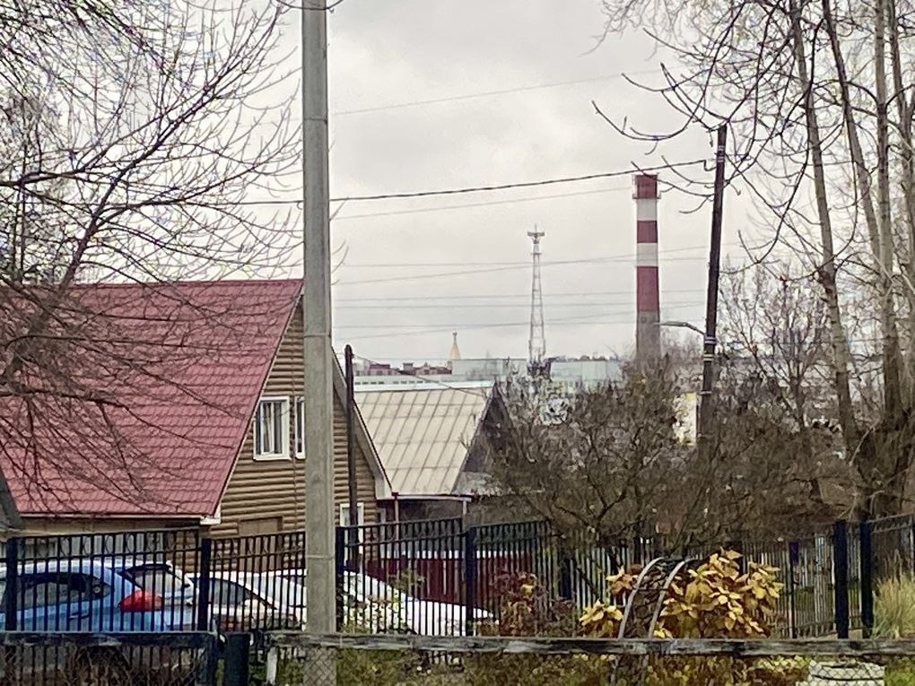 Рядом с ГКБ-1 в Ижевске на ул. Парковой присоседился небольшой домик Рядом с ГКБ-1 в Ижевске на ул. Парковой присоседился небольшой домик