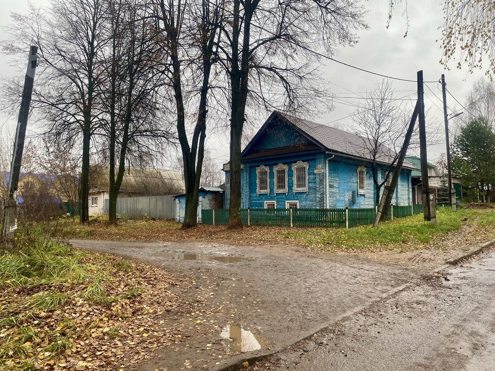 Рядом с ГКБ-1 в Ижевске на ул. Парковой присоседился небольшой домик Рядом с ГКБ-1 в Ижевске на ул. Парковой присоседился небольшой домик