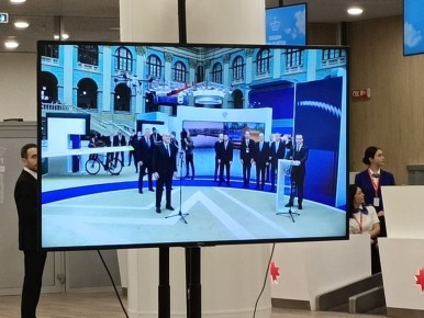 Прямо сейчас проходит официальный запуск нового пассажирского терминала международного аэропорта Ижевска имени М.Т. Калашникова, передаёт корреспондент «Сусанина» с места событий