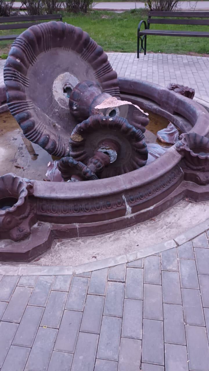 Селфи ценой 300 тысяч: столько придется заплатить родителям подростка из поселка Яр, который сломал фонтан