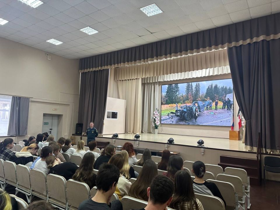 21 ноября 2025 года в стенах Можгинского Агропромышленного колледжа прошло значимое событие — «краш-курс», организованный сотрудниками Можгинской Госавтоинспекции и Пожарно-спасательной части