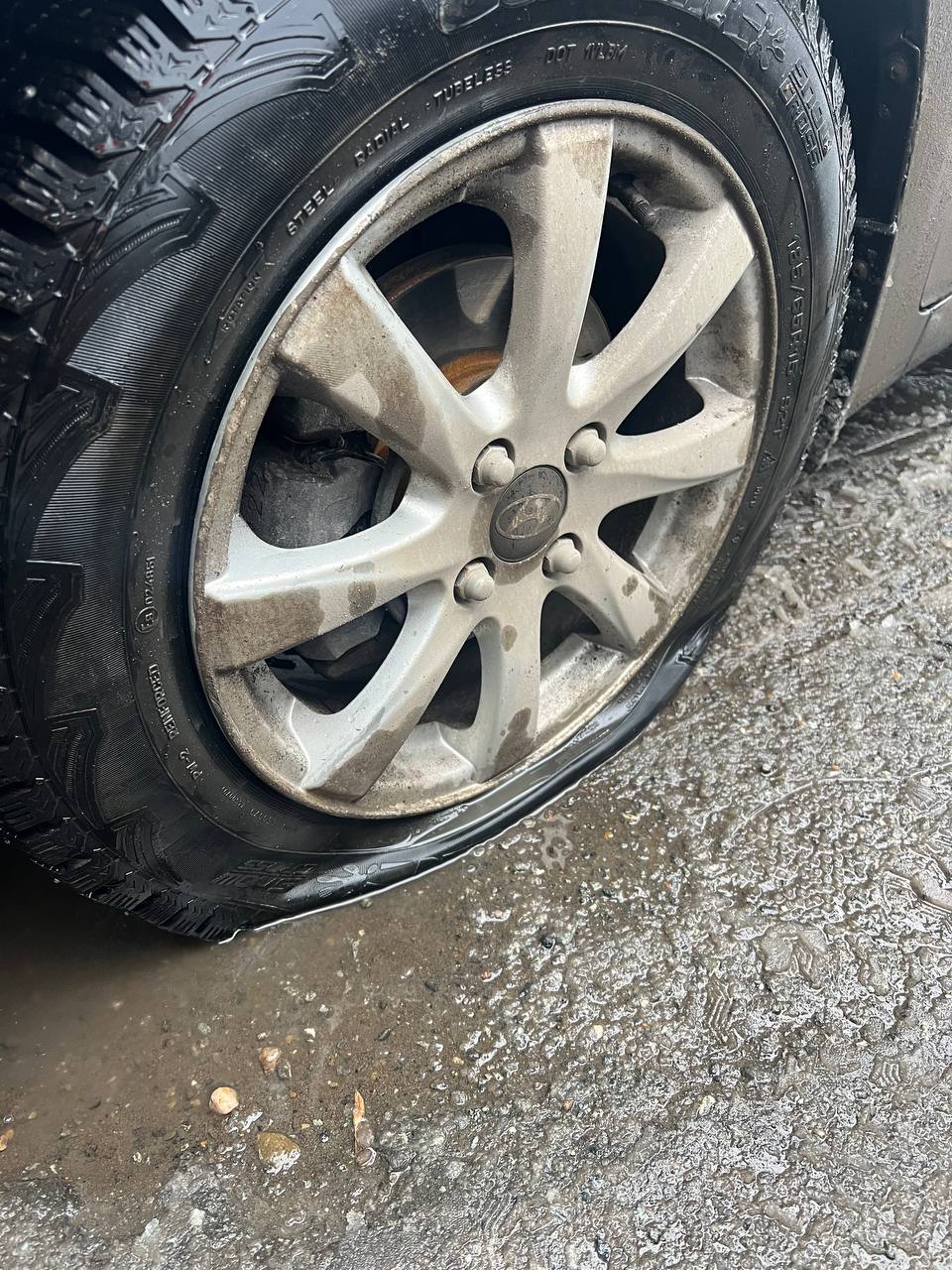 «За неделю я уже пятый, кто пробил там колесо» «За неделю я уже пятый, кто пробил там колесо»