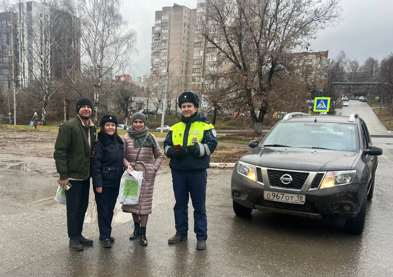 Уже второй день улицы Ижевска озаряются улыбками благодаря интерактивной акции «С нами по пути!», которая приурочена к 26-летию Радио «Адам» Уже второй день улицы Ижевска озаряются улыбками благодаря интерактивной акции «С нами по пути!», которая приурочена к 26-летию Радио «Адам»
