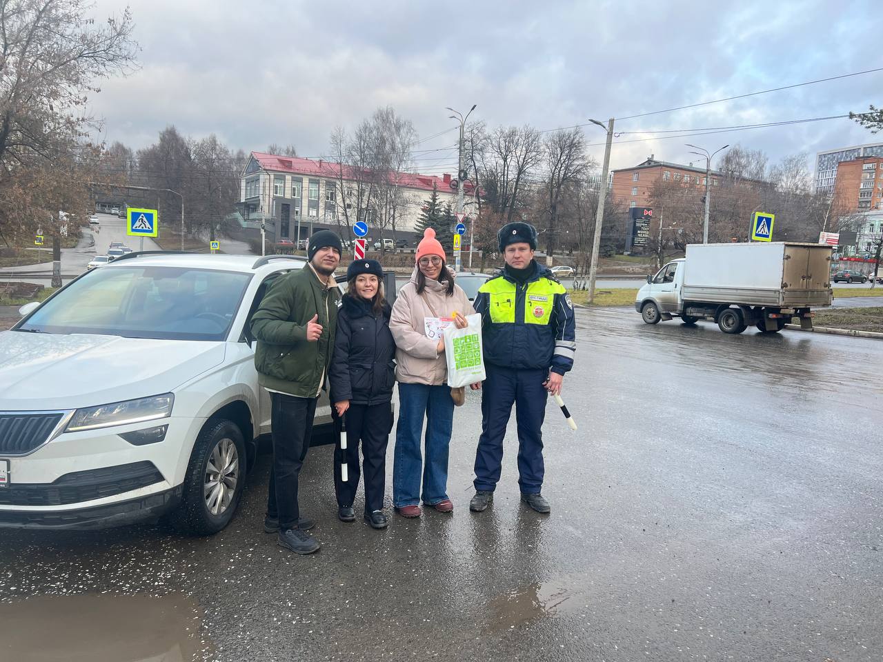 Уже второй день улицы Ижевска озаряются улыбками благодаря интерактивной акции «С нами по пути!», которая приурочена к 26-летию Радио «Адам» Уже второй день улицы Ижевска озаряются улыбками благодаря интерактивной акции «С нами по пути!», которая приурочена к 26-летию Радио «Адам»