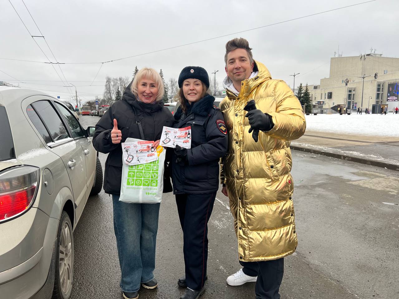 Уже второй день улицы Ижевска озаряются улыбками благодаря интерактивной акции «С нами по пути!», которая приурочена к 26-летию Радио «Адам»