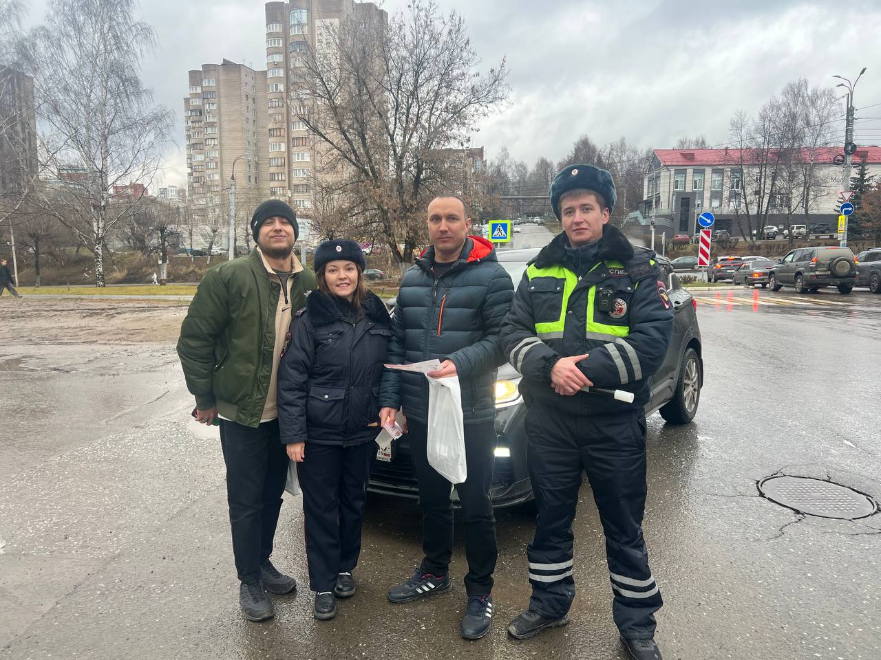 Уже второй день улицы Ижевска озаряются улыбками благодаря интерактивной акции «С нами по пути!», которая приурочена к 26-летию Радио «Адам» Уже второй день улицы Ижевска озаряются улыбками благодаря интерактивной акции «С нами по пути!», которая приурочена к 26-летию Радио «Адам»