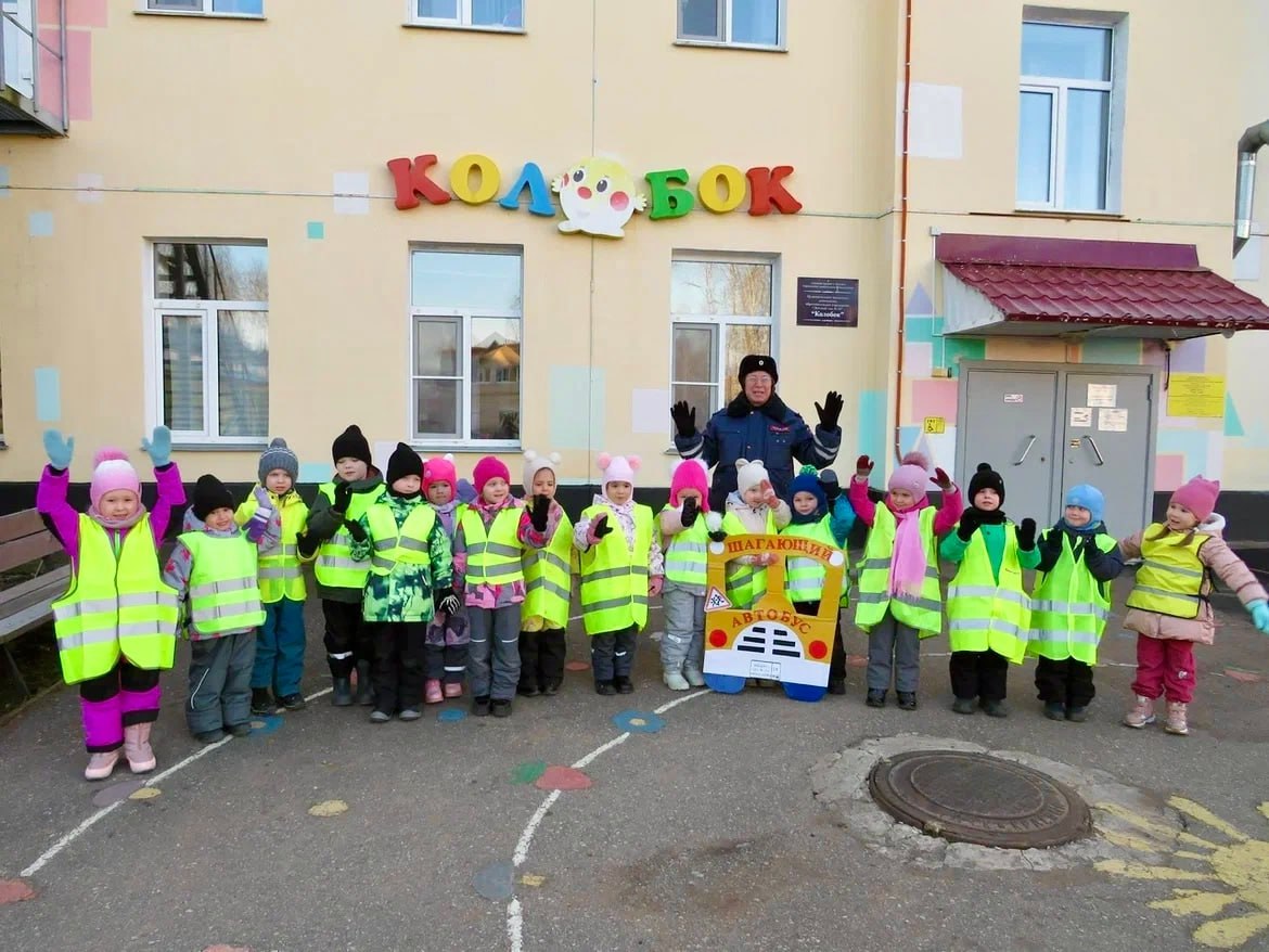 «Шагающий автобус». Такое необычное мероприятие с необычным названием провели сотрудники Госавтоинспекции города Глазова «Шагающий автобус». Такое необычное мероприятие с необычным названием провели сотрудники Госавтоинспекции города Глазова