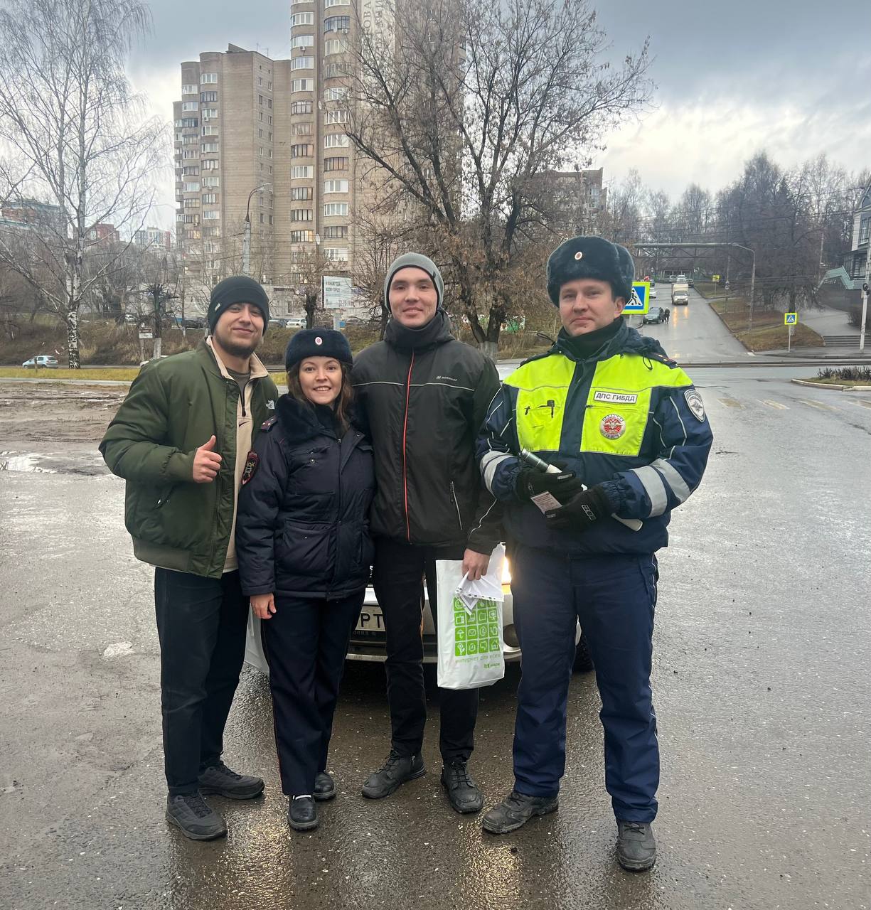 Уже второй день улицы Ижевска озаряются улыбками благодаря интерактивной акции «С нами по пути!», которая приурочена к 26-летию Радио «Адам» Уже второй день улицы Ижевска озаряются улыбками благодаря интерактивной акции «С нами по пути!», которая приурочена к 26-летию Радио «Адам»