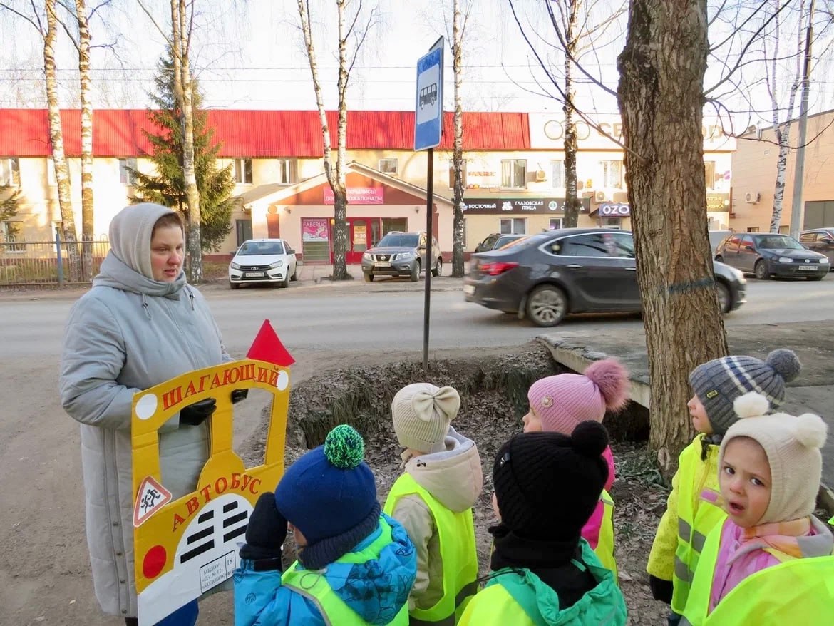 «Шагающий автобус». Такое необычное мероприятие с необычным названием провели сотрудники Госавтоинспекции города Глазова «Шагающий автобус». Такое необычное мероприятие с необычным названием провели сотрудники Госавтоинспекции города Глазова