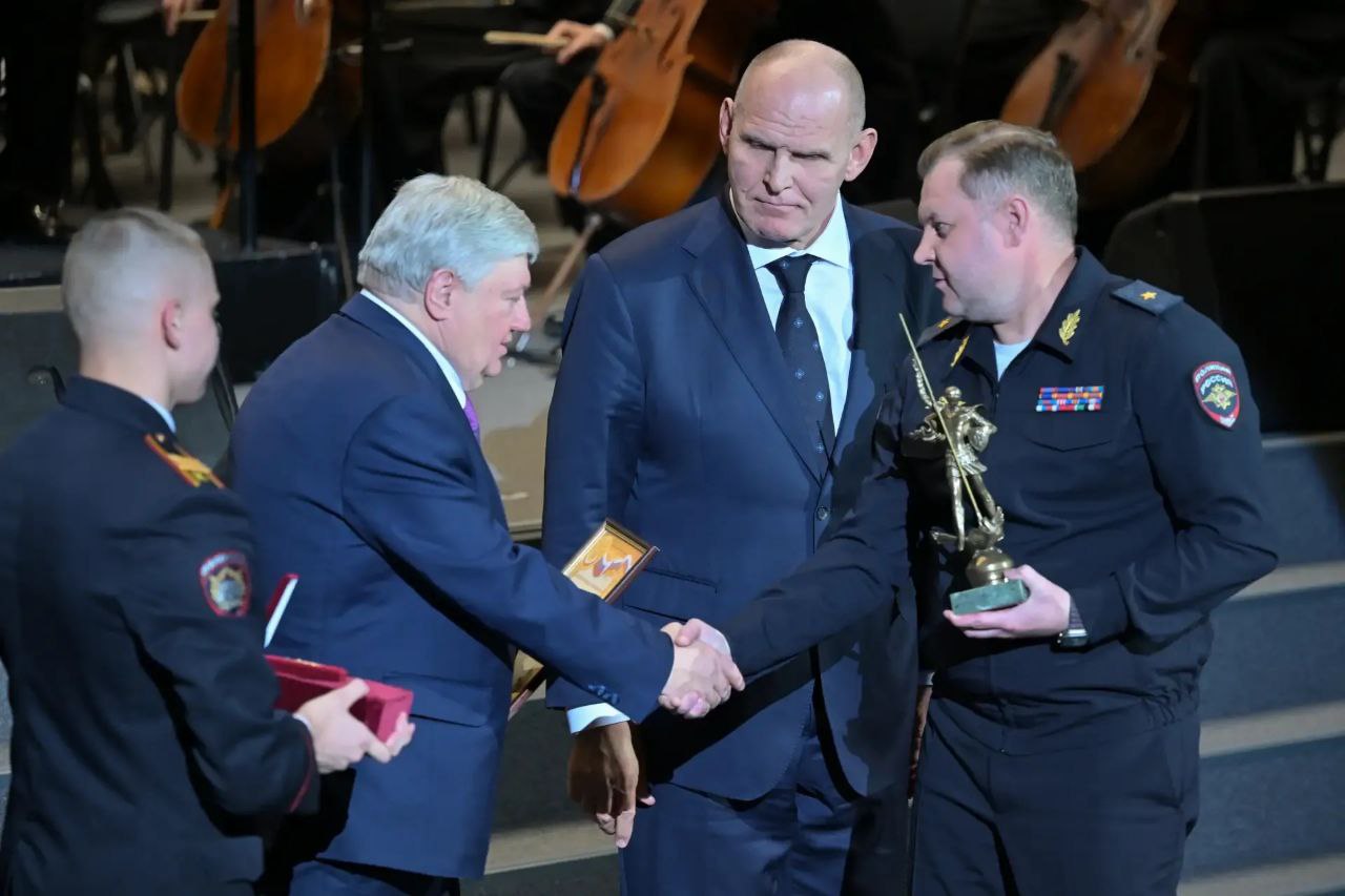 МВД России: Фоторепортаж с торжественной церемония награждения лауреатов премии МВД России и победителей творческих конкурсов МВД России: Фоторепортаж с торжественной церемония награждения лауреатов премии МВД России и победителей творческих конкурсов