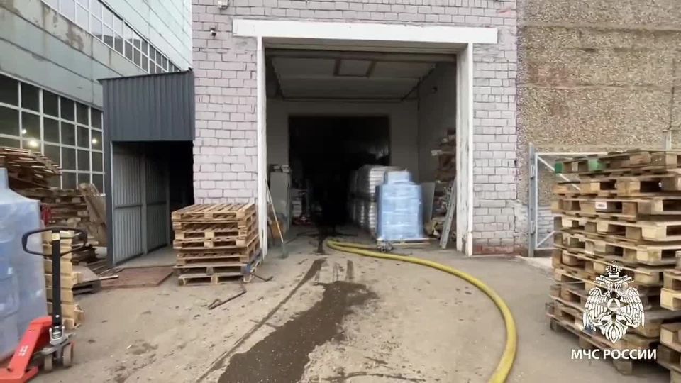 В Ижевске на Воткинском шоссе произошел пожар в цехе по производству полиэтиленовой пленки