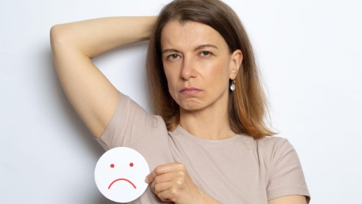 Без перекиси, соды и уксуса: верный способ убрать следы дезодоранта с одежды