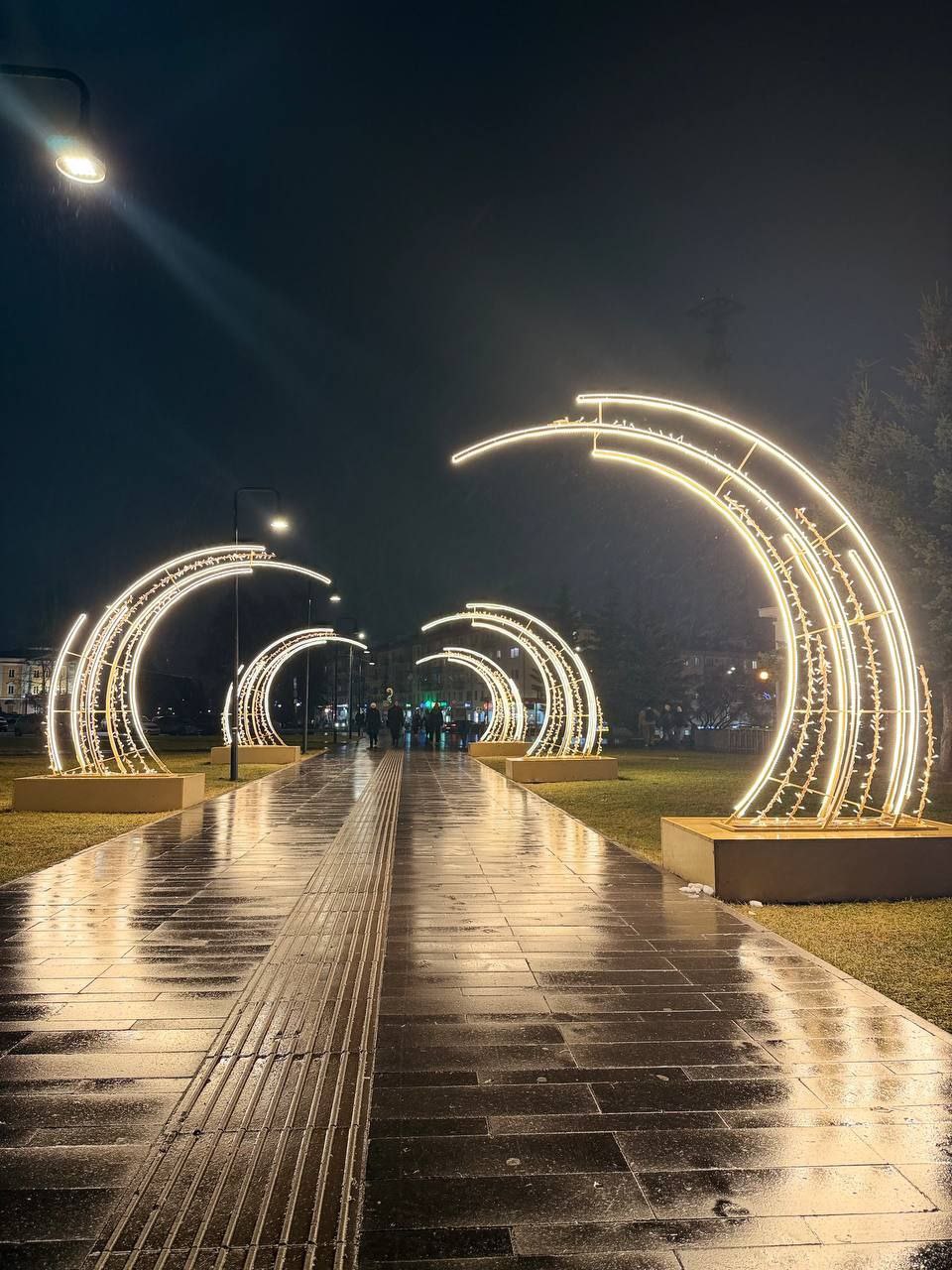 Зазываем зиму яркими огнями Зазываем зиму яркими огнями