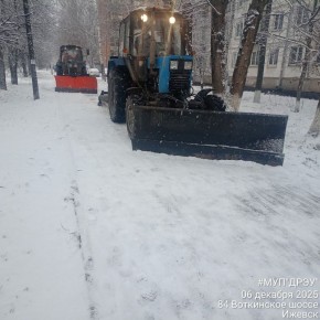На расчистку дорог Ижевска вышли сегодня 65 спецмашин и 30 рабочих
