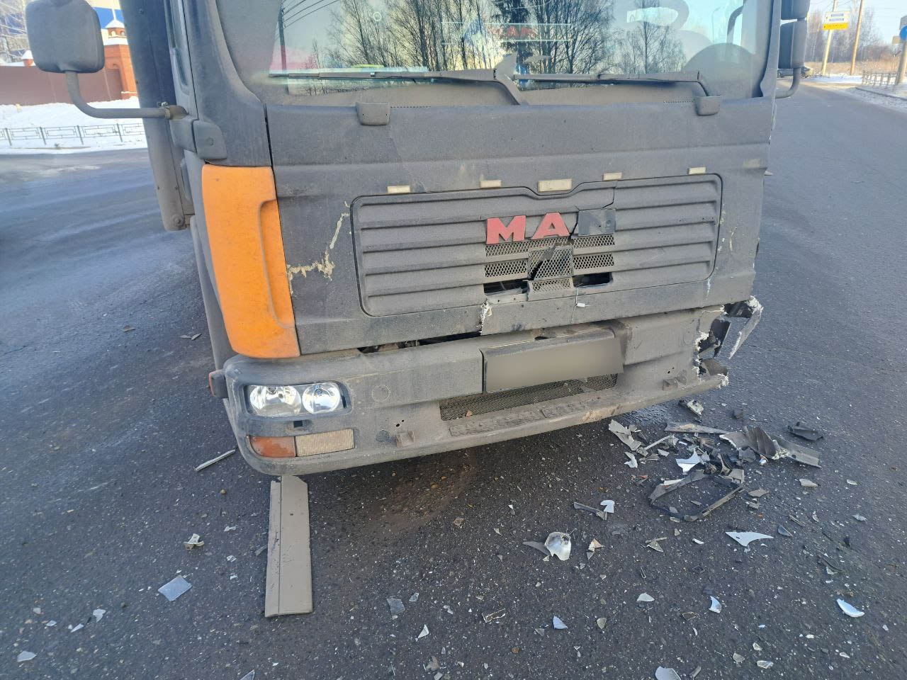 ДТП в Ижевске: грузовик столкнулся с ВАЗ 2114, есть пострадавший ДТП в Ижевске: грузовик столкнулся с ВАЗ 2114, есть пострадавший