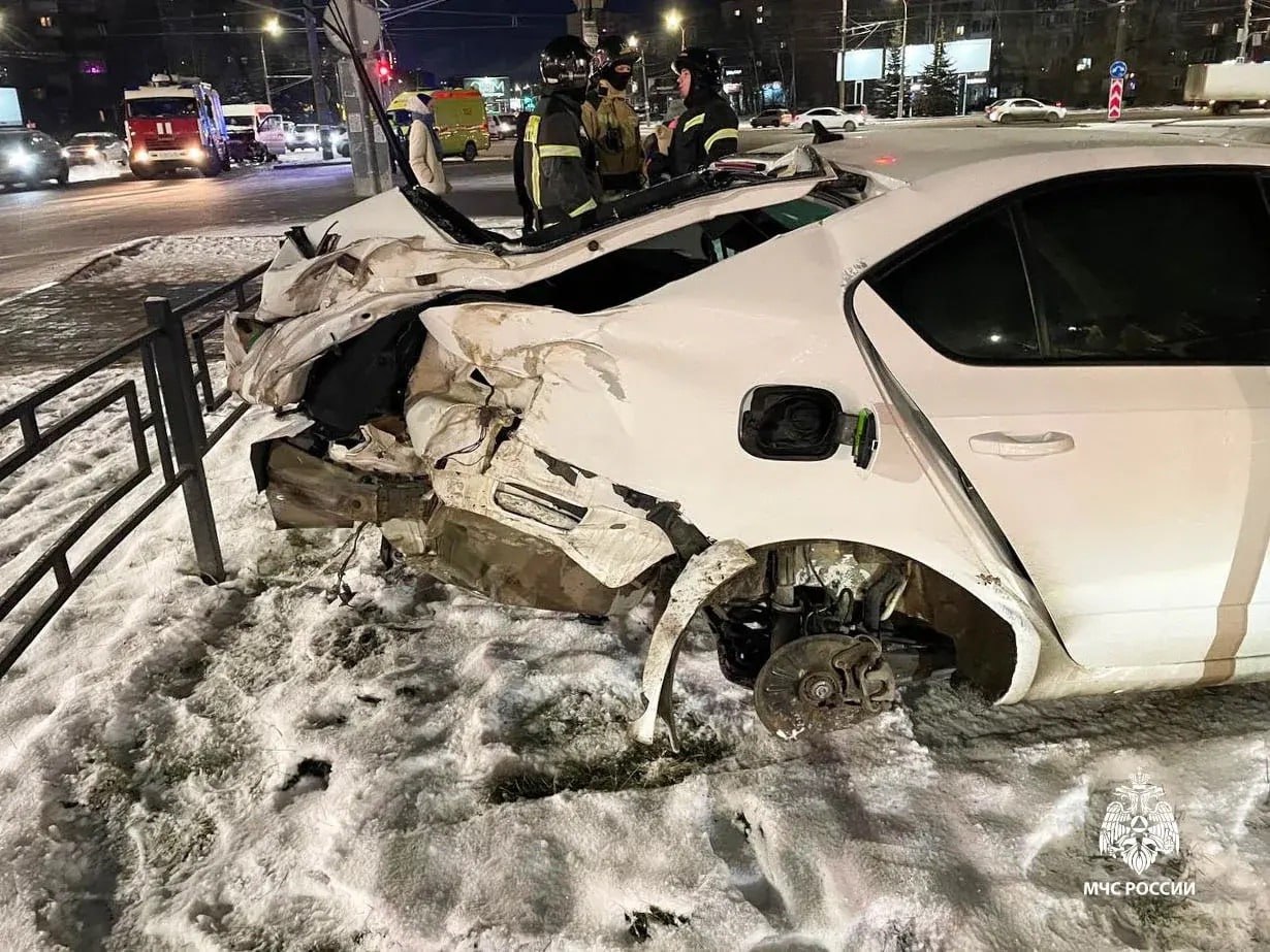 На перекрёстке улиц Ленина и Молодёжной в Ижевске маршрутка столкнулась с легковушкой, сообщает МЧС Удмуртии На перекрёстке улиц Ленина и Молодёжной в Ижевске маршрутка столкнулась с легковушкой, сообщает МЧС Удмуртии