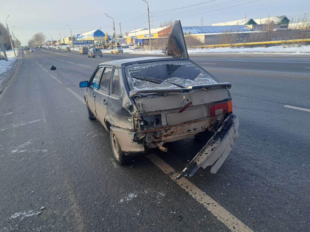 ДТП в Ижевске: грузовик столкнулся с ВАЗ 2114, есть пострадавший