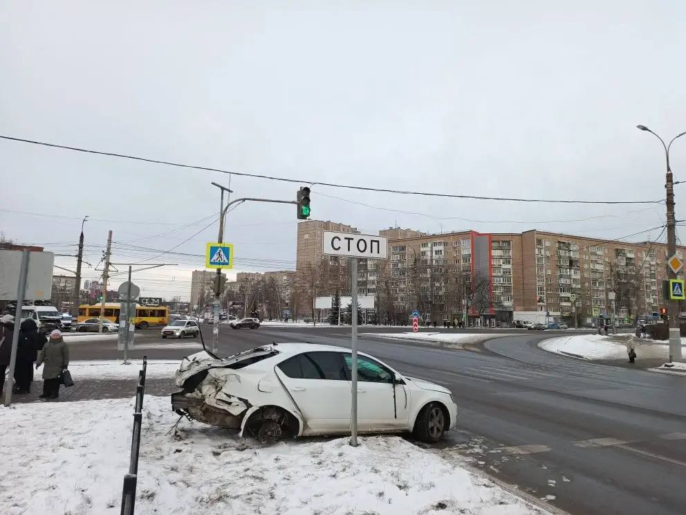 10 декабря 2025 года, около 7 часов, на регулируемом перекрестке ул. Ленина и ул. Молодежная в г. Ижевске, произошло столкновение автомобиля «Шкода», под управлением 26-летнего мужчины и микроавтобуса «Мерседес», под... 10 декабря 2025 года, около 7 часов, на регулируемом перекрестке ул. Ленина и ул. Молодежная в г. Ижевске, произошло столкновение автомобиля «Шкода», под управлением 26-летнего мужчины и микроавтобуса «Мерседес», под...