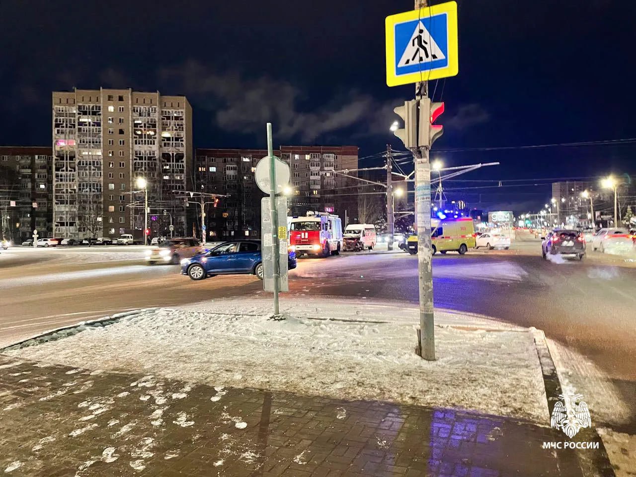 Маршрутный автобус №400 и «Шкода» столкнулись на перекрестке улиц Молодежной и Ленина в Ижевске Маршрутный автобус №400 и «Шкода» столкнулись на перекрестке улиц Молодежной и Ленина в Ижевске