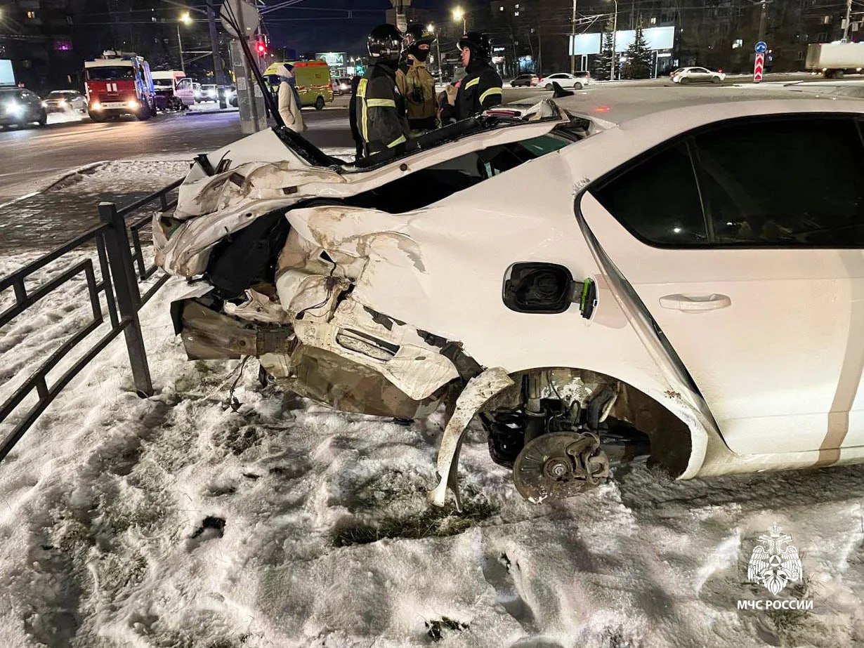 Маршрутный автобус №400 и «Шкода» столкнулись на перекрестке улиц Молодежной и Ленина в Ижевске Маршрутный автобус №400 и «Шкода» столкнулись на перекрестке улиц Молодежной и Ленина в Ижевске