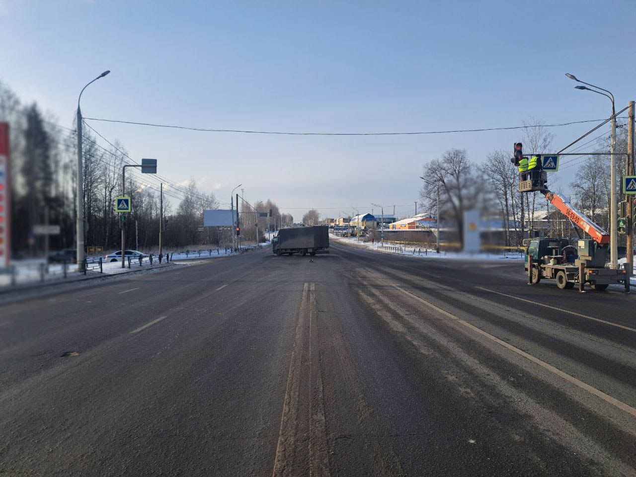 ДТП в Ижевске: грузовик столкнулся с ВАЗ 2114, есть пострадавший ДТП в Ижевске: грузовик столкнулся с ВАЗ 2114, есть пострадавший
