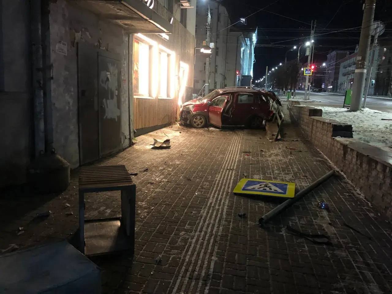 Водитель машины, въехавшей в дом на улице Пушкинской в Ижевске, скрылся с места ДТП, сообщили «Сусанину» в Госавтоинспекции Удмуртии